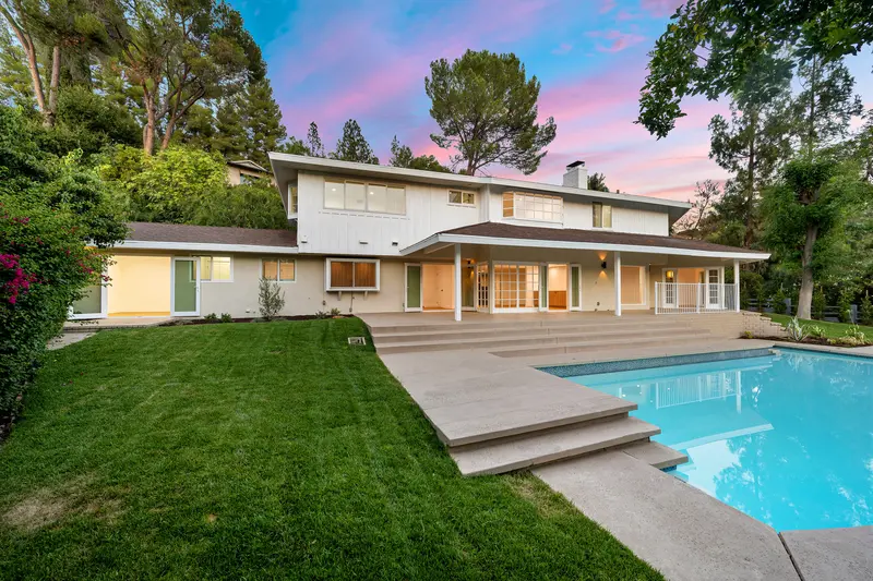 Exterior house painting on a mid-century modern home with backyard pool. Exterior house painting on a mid-century modern home with backyard pool.